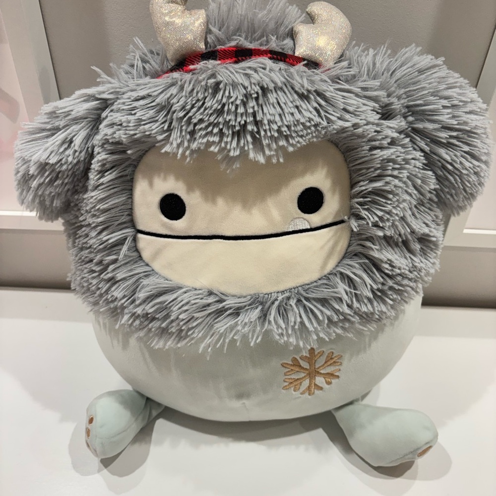 Squishmallows 2022 16” Evita Yeti Bigfoot
